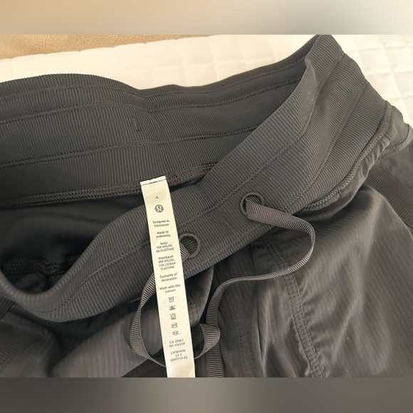 Lululemon pants size 4 - Picture 3 of 3